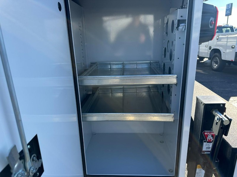 Ford Super Duty F-450 DRW Vehicle Full-screen Gallery Image 8