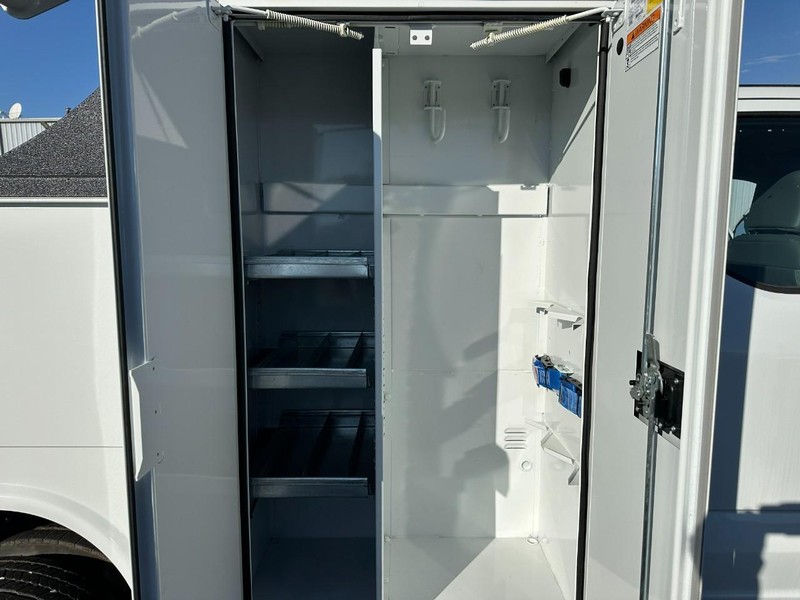 Ford Super Duty F-450 DRW Vehicle Full-screen Gallery Image 9