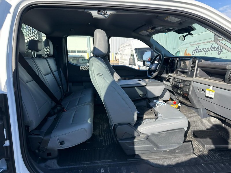 Ford Super Duty F-450 DRW Vehicle Full-screen Gallery Image 10