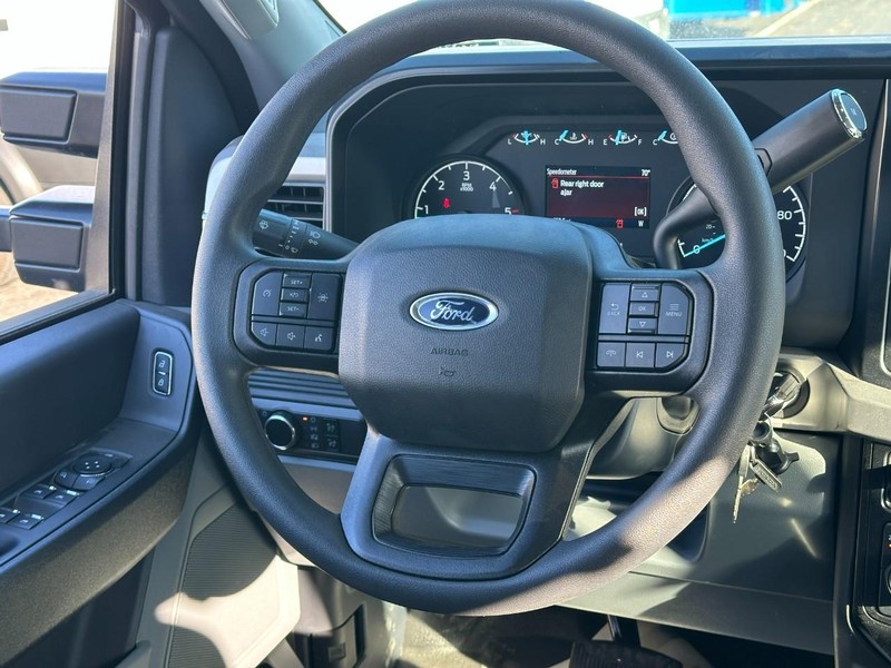 Ford Super Duty F-450 DRW Vehicle Full-screen Gallery Image 12