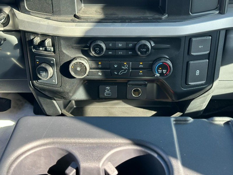 Ford Super Duty F-450 DRW Vehicle Full-screen Gallery Image 14