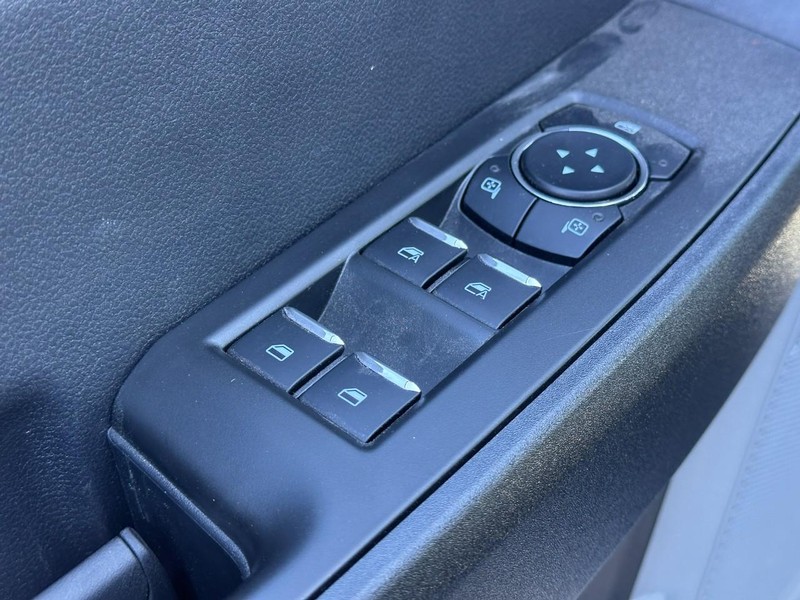 Ford Super Duty F-450 DRW Vehicle Full-screen Gallery Image 15