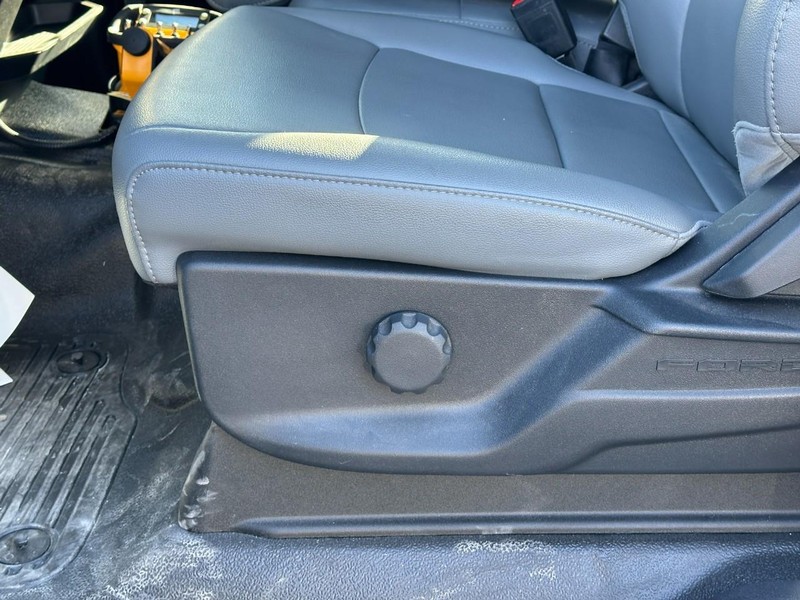Ford Super Duty F-450 DRW Vehicle Full-screen Gallery Image 16