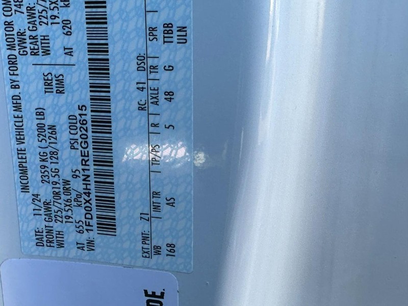 Ford Super Duty F-450 DRW Vehicle Full-screen Gallery Image 19