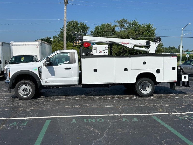 Ford Super Duty F-550 DRW Vehicle Full-screen Gallery Image 2