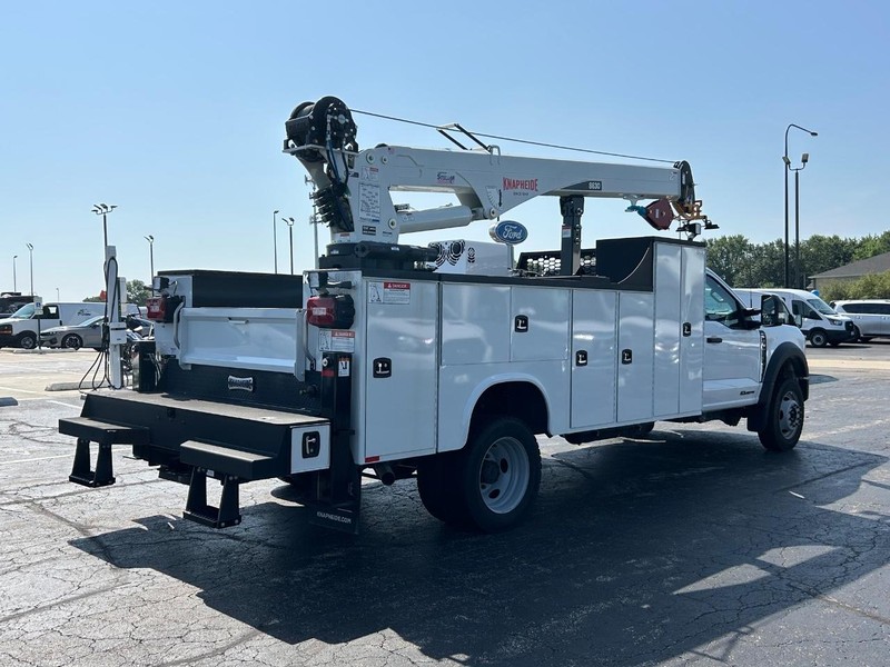 Ford Super Duty F-550 DRW Vehicle Full-screen Gallery Image 3