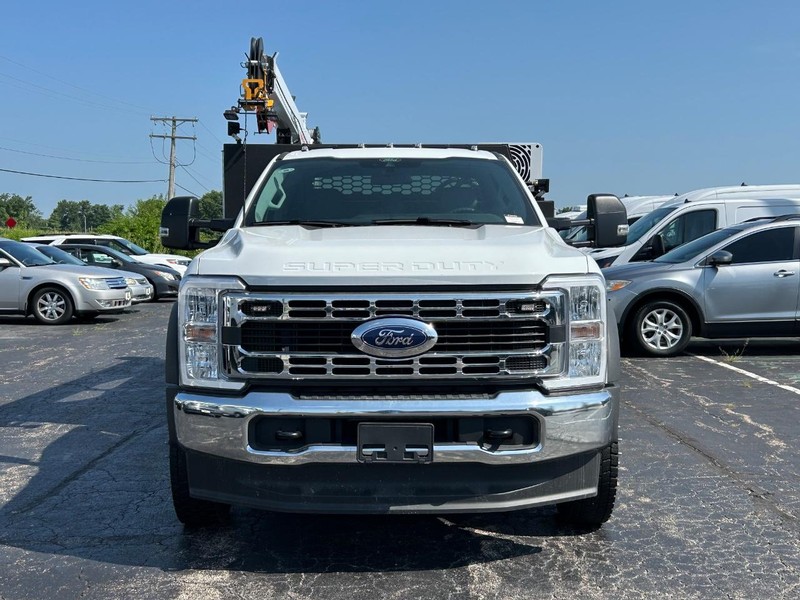 Ford Super Duty F-550 DRW Vehicle Full-screen Gallery Image 4