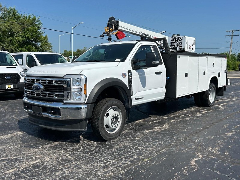 Ford Super Duty F-550 DRW Vehicle Full-screen Gallery Image 5