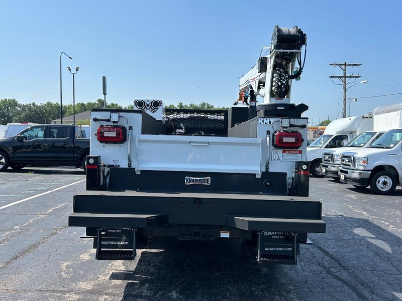 Ford Super Duty F-550 DRW Vehicle Full-screen Gallery Image 6