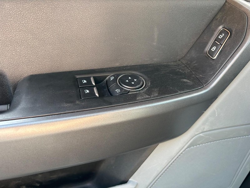 Ford Super Duty F-550 DRW Vehicle Full-screen Gallery Image 7