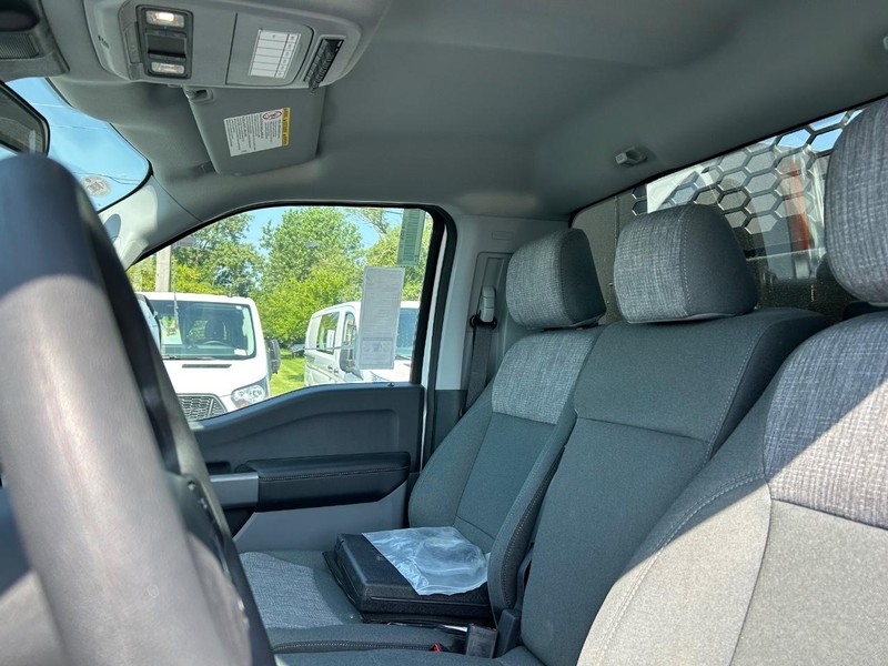 Ford Super Duty F-550 DRW Vehicle Full-screen Gallery Image 8
