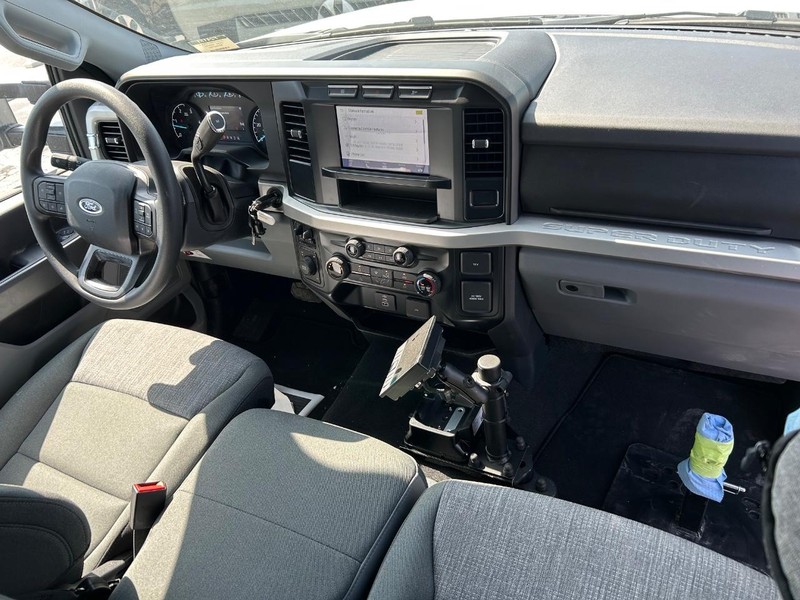 Ford Super Duty F-550 DRW Vehicle Full-screen Gallery Image 12