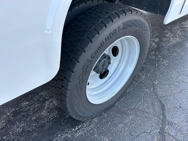 Ford Super Duty F-550 DRW Vehicle Full-screen Gallery Image 16