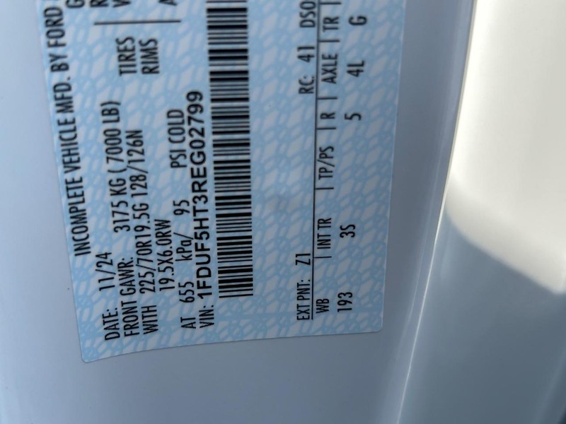 Ford Super Duty F-550 DRW Vehicle Full-screen Gallery Image 17