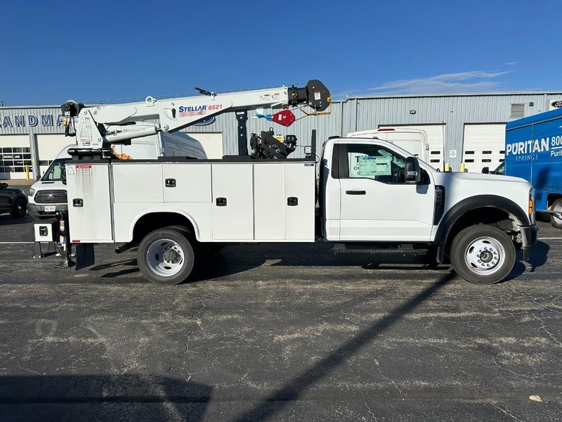 Ford Super Duty F-450 DRW Vehicle Full-screen Gallery Image 2
