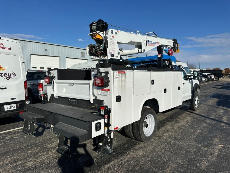Ford Super Duty F-450 DRW Vehicle Full-screen Gallery Image 3