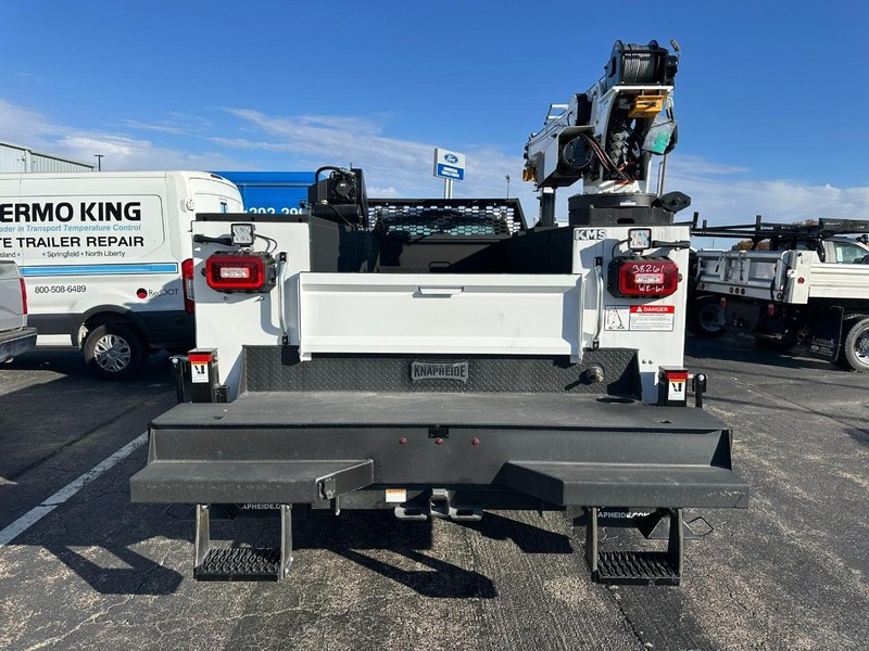 Ford Super Duty F-450 DRW Vehicle Full-screen Gallery Image 4