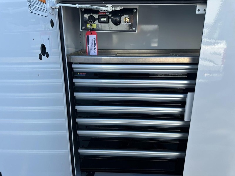 Ford Super Duty F-450 DRW Vehicle Full-screen Gallery Image 6