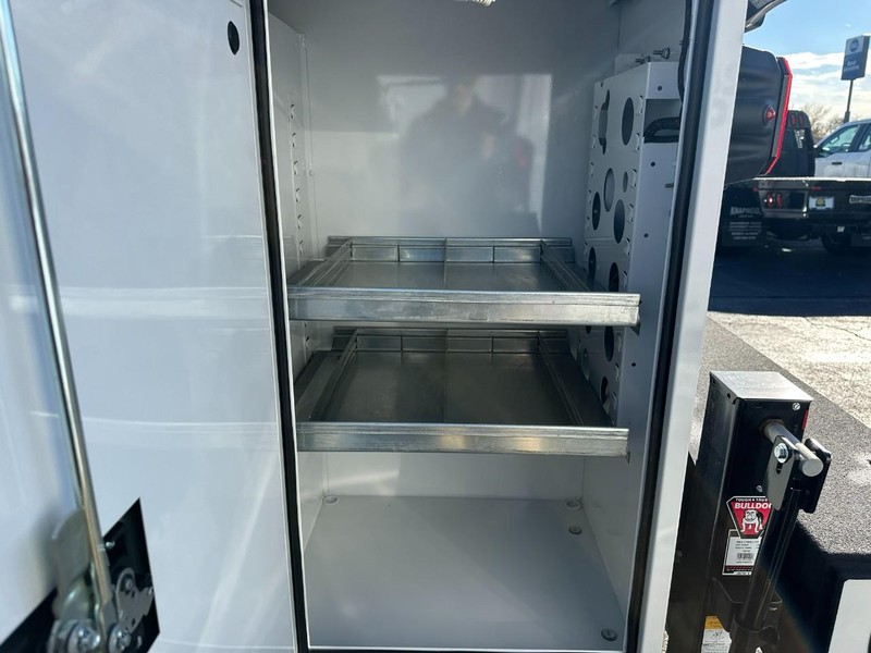 Ford Super Duty F-450 DRW Vehicle Full-screen Gallery Image 8