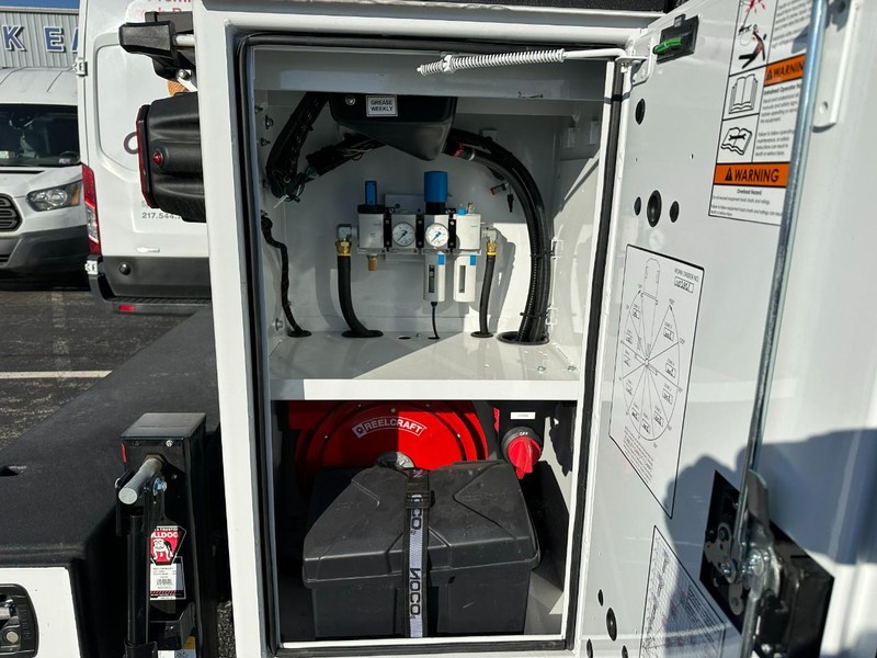 Ford Super Duty F-450 DRW Vehicle Full-screen Gallery Image 9