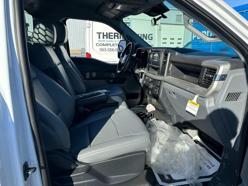 Ford Super Duty F-450 DRW Vehicle Full-screen Gallery Image 11