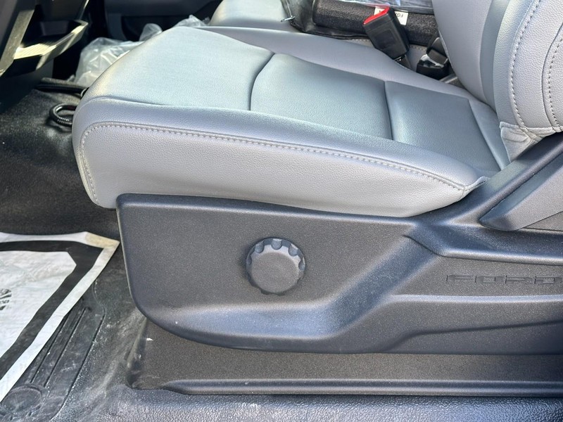 Ford Super Duty F-450 DRW Vehicle Full-screen Gallery Image 15