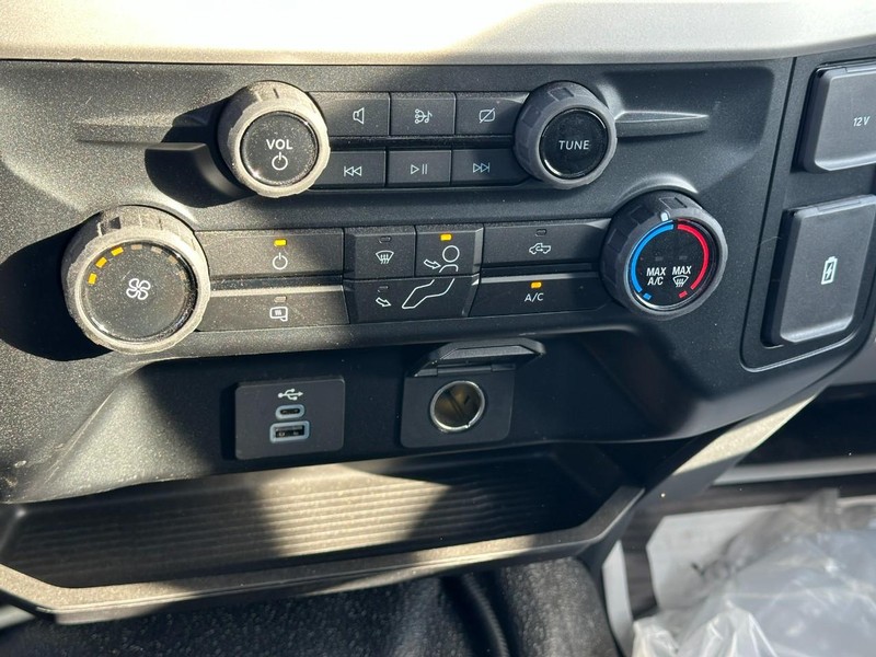 Ford Super Duty F-450 DRW Vehicle Full-screen Gallery Image 19