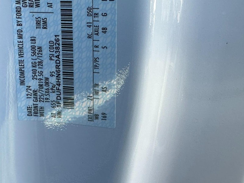 Ford Super Duty F-450 DRW Vehicle Full-screen Gallery Image 20