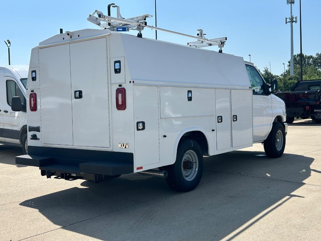 Ford E-Series Cutaway Vehicle Full-screen Gallery Image 4