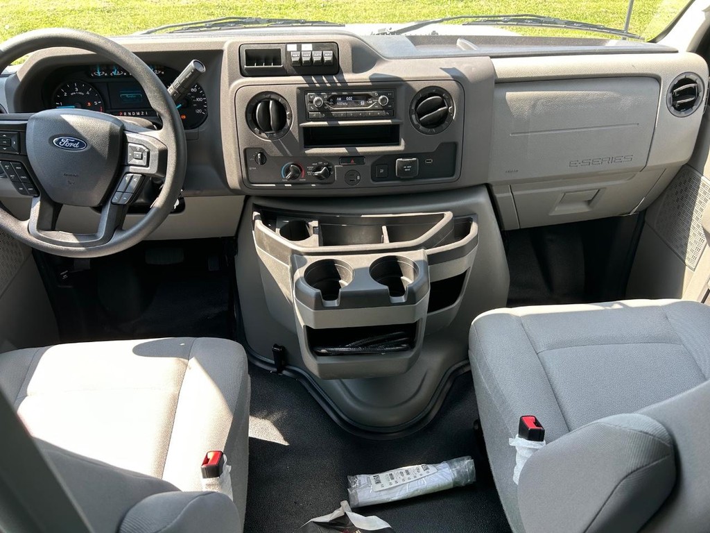 Ford E-Series Cutaway Vehicle Full-screen Gallery Image 11