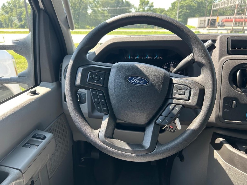 Ford E-Series Cutaway Vehicle Full-screen Gallery Image 12