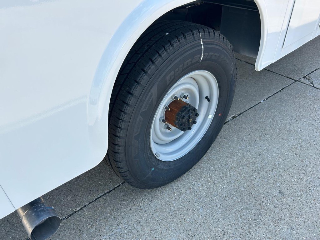 Ford E-Series Cutaway Vehicle Full-screen Gallery Image 15