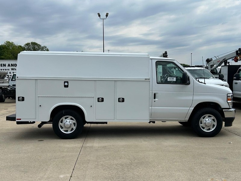 Ford E-Series Cutaway Vehicle Full-screen Gallery Image 2