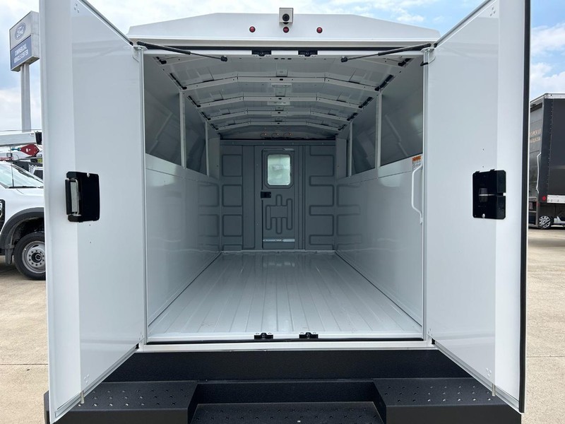 Ford E-Series Cutaway Vehicle Full-screen Gallery Image 12