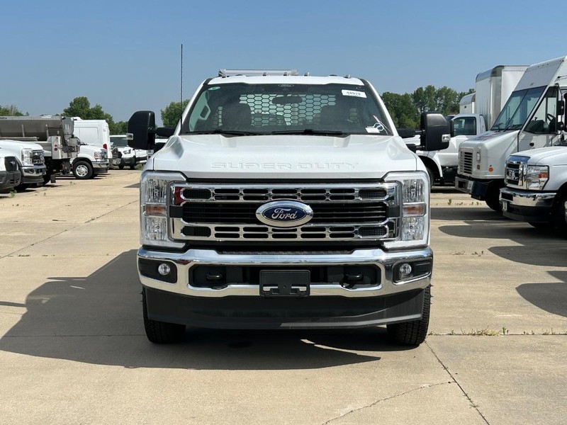 Ford Super Duty F-350 DRW Vehicle Full-screen Gallery Image 3