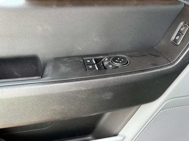 Ford Super Duty F-350 DRW Vehicle Full-screen Gallery Image 4