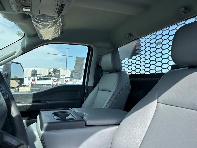 Ford Super Duty F-350 DRW Vehicle Full-screen Gallery Image 5