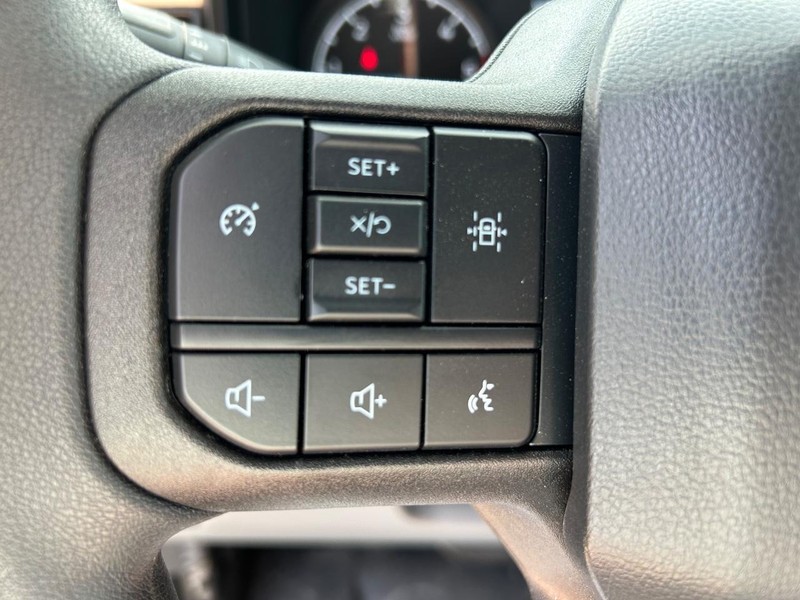 Ford Super Duty F-350 DRW Vehicle Full-screen Gallery Image 6