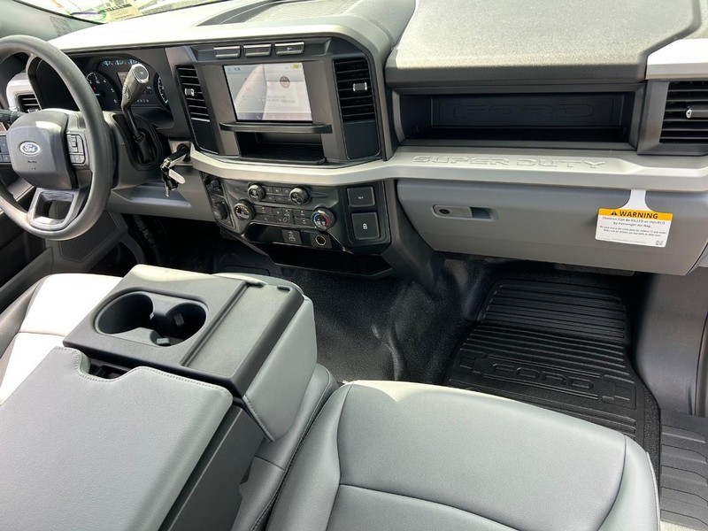 Ford Super Duty F-350 DRW Vehicle Full-screen Gallery Image 9