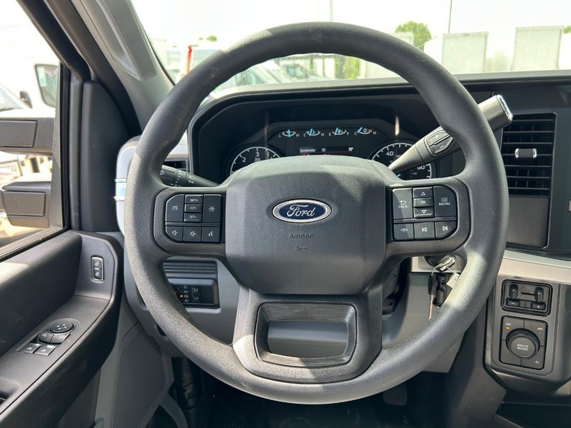 Ford Super Duty F-350 DRW Vehicle Full-screen Gallery Image 10