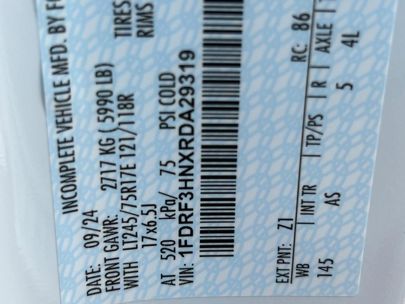 Ford Super Duty F-350 DRW Vehicle Full-screen Gallery Image 14