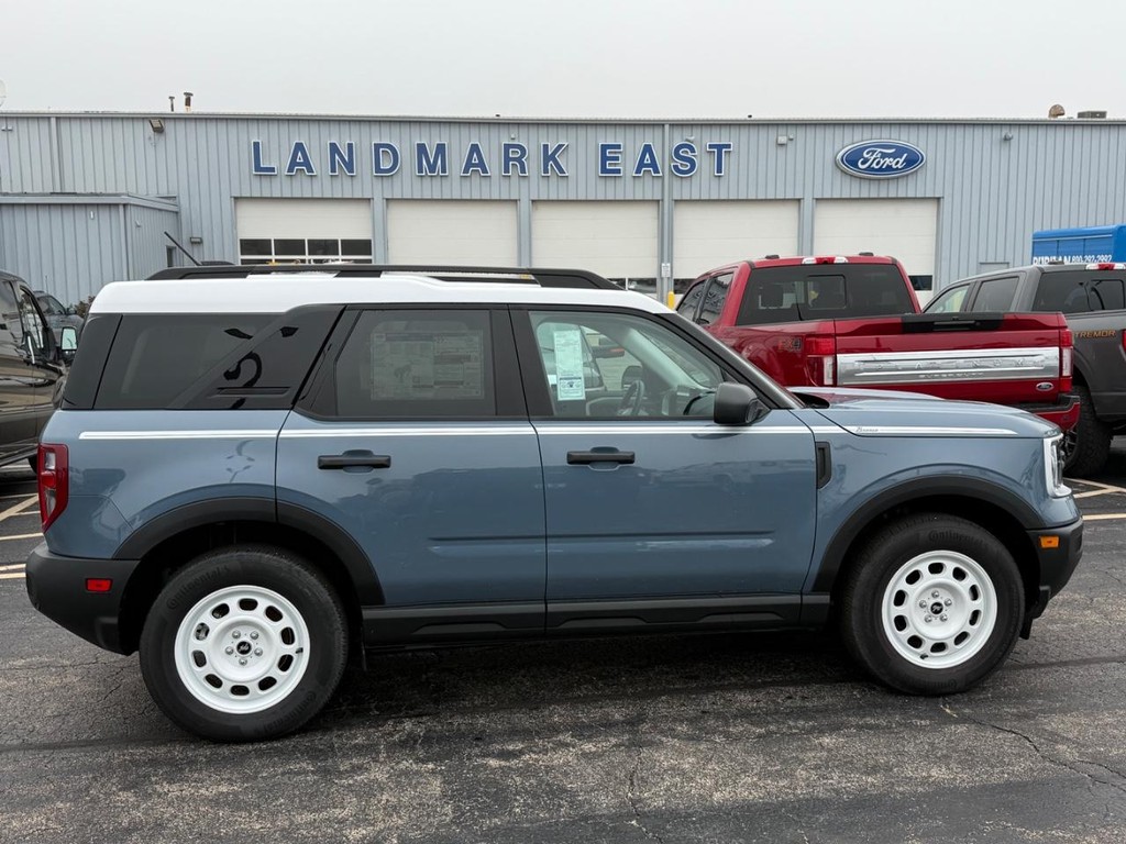 Ford Bronco Sport Vehicle Full-screen Gallery Image 2