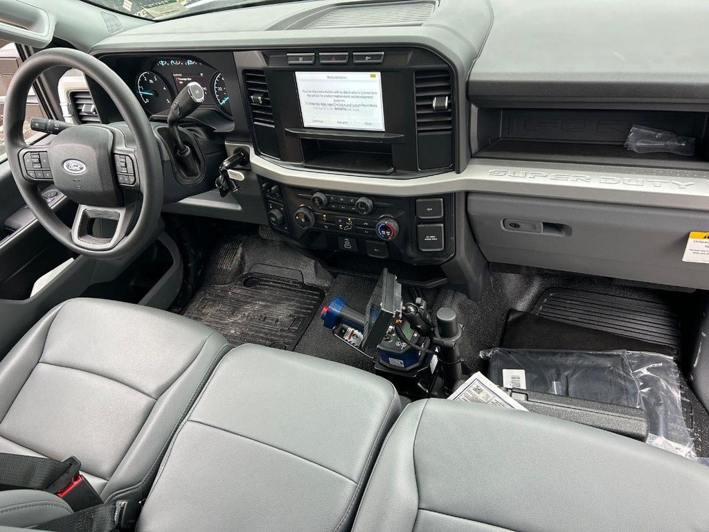 Ford Super Duty F-550 DRW Vehicle Full-screen Gallery Image 10