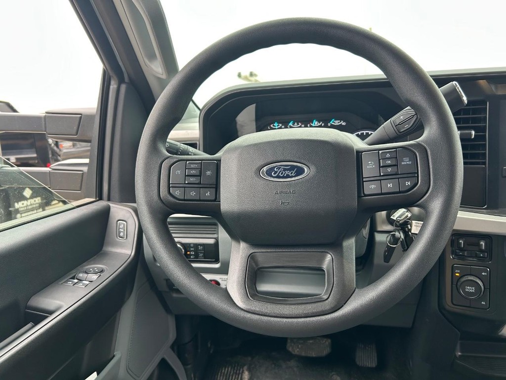 Ford Super Duty F-550 DRW Vehicle Full-screen Gallery Image 11