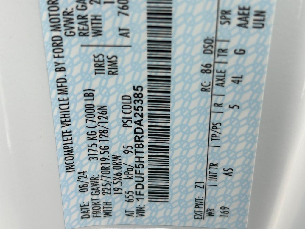 Ford Super Duty F-550 DRW Vehicle Full-screen Gallery Image 15