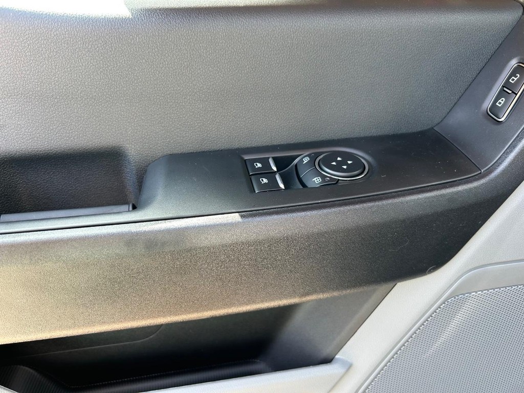 Ford Super Duty F-550 DRW Vehicle Full-screen Gallery Image 4