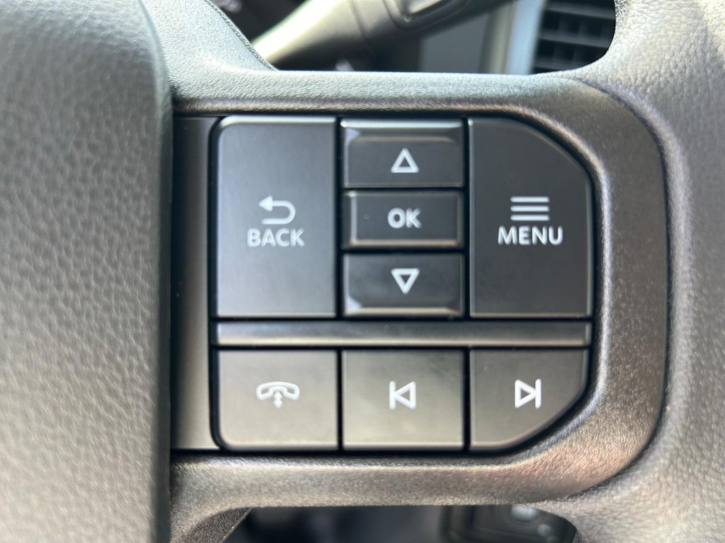 Ford Super Duty F-550 DRW Vehicle Full-screen Gallery Image 7