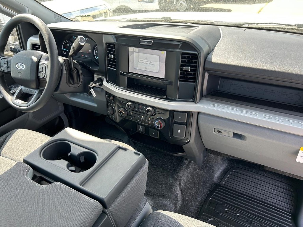 Ford Super Duty F-550 DRW Vehicle Full-screen Gallery Image 9
