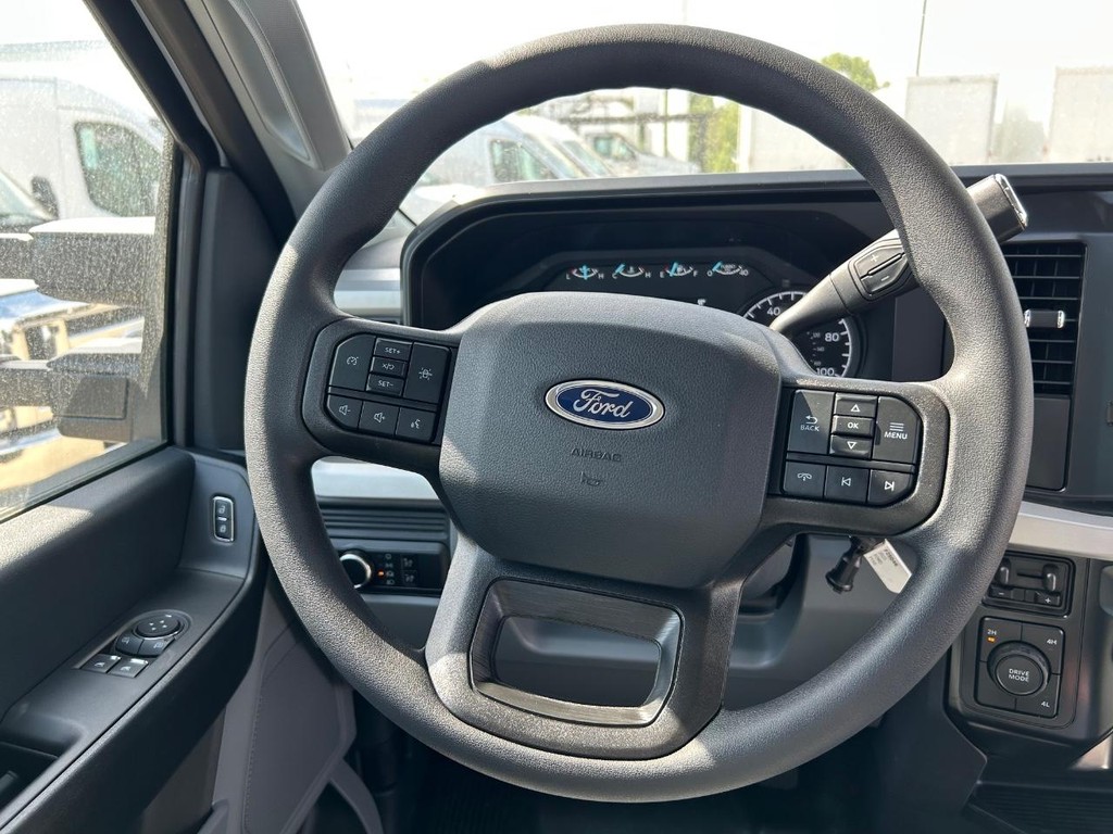 Ford Super Duty F-550 DRW Vehicle Full-screen Gallery Image 10