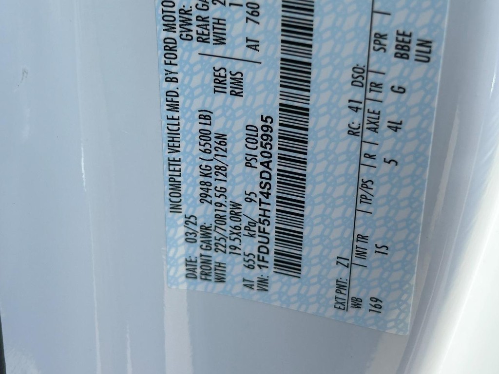 Ford Super Duty F-550 DRW Vehicle Full-screen Gallery Image 13